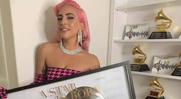 Lady Gaga com sua coleção de Grammys em 2019 - Reprodução/Instagram
