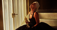 Lady Gaga com o seu Oscar vencido este ano - Reprodução/Instagram