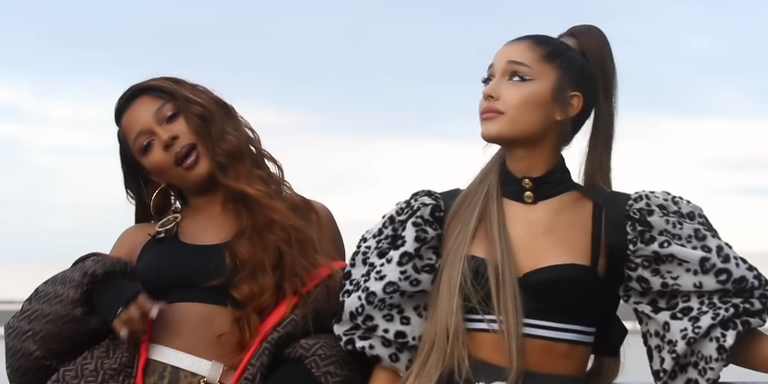 Ariana Grande e Victoria Monét no clipe de 'Monopoly' - Reprodução