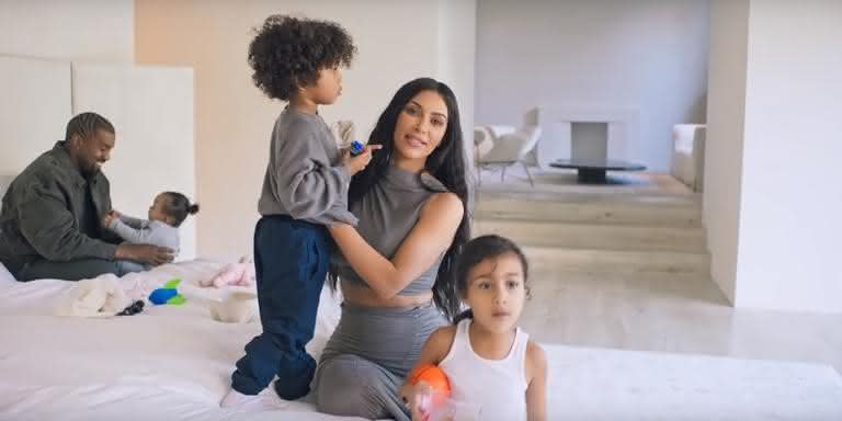 Kim e Kanye com os filhos durante entrevista para Vogue - Youtube