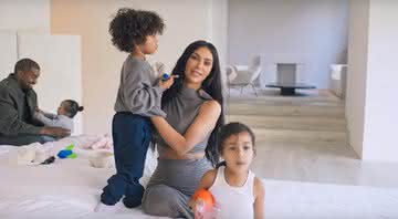 Kim Kardashian ao lado da família em sua casa - Reprodução/YouTube