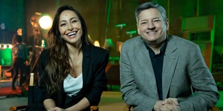 Sabrina Sato e Ted Sarandos, chefe de conteúdo da Netflix, no set de 'Reality Z'. - Divulgação/Netflix