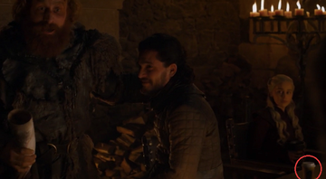 Copo do Starbucks é visto em cena de 'Game of Thrones'. - Reprodução/HBO