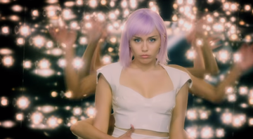Miley Cyrus em cena da quinta temporada de 'Black Mirror'. - Reprodução/Netflix