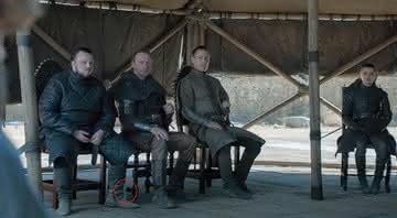 Agora, uma garrafa foi esquecida em 'Game of Thrones'. - Reprodução/HBO
