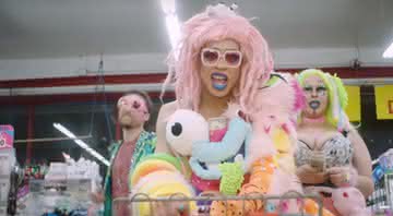 A drag queen Yvie Oddly no clipe da música 'Dolla $tore' - Reprodução/YouTube