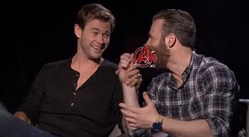 Chris Hemsworth e Chris Evans em entrevista. - Reprodução/YouTube