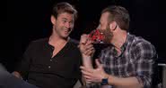 Chris Hemsworth e Chris Evans em entrevista. - Reprodução/YouTube