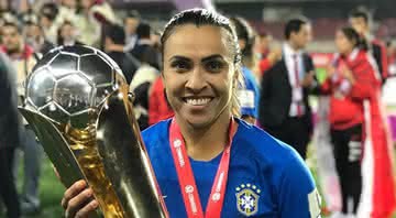 A jogadora Marta com a taça da Copa América 2018. - Reprodução/Instagram