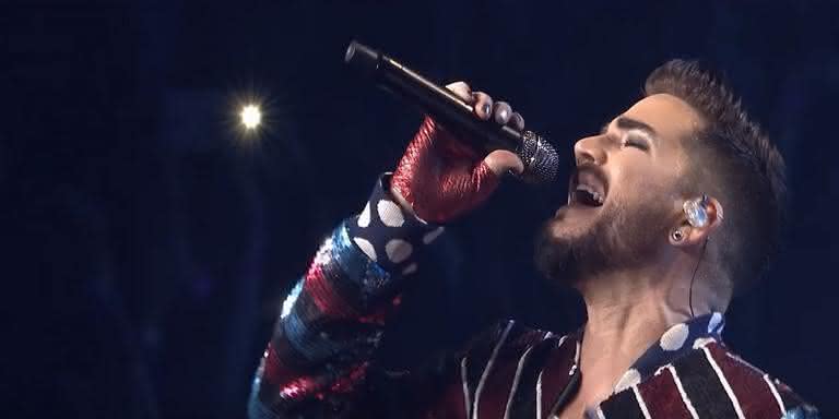Adam Lambert se apresentando ao lado do Queen - Reprodução