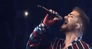 Adam Lambert se apresentando ao lado do Queen - Reprodução