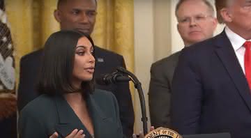 Kim Kardashian discursando ao lado de Donald Trump - Reprodução/The Guardian