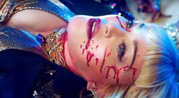 Madonna ensanguentada em cena do clipe de 'God Control' - Reprodução/YouTube