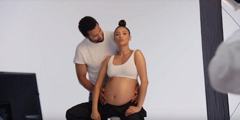 Shay Mitchell anunciado sua gravidez - Reprodução/YouTube