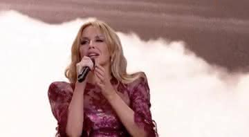 Kylie Minogue canta hits e se emociona em palco do festival  - Reprodução/BBC