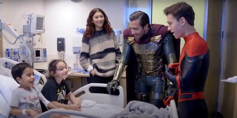 Tom Holland, Zendaya e Jake Gyllenhaal fazem supresa em hospital infantil - Reprodução/YouTube