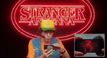 Carlos Moreno apresentando o aplicativo 'Stranger Antenna' - Reprodução/YouTube