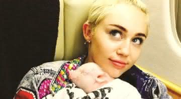 Miley Cyrus com sua porquinha ainda bebê - Reprodução/Instagram