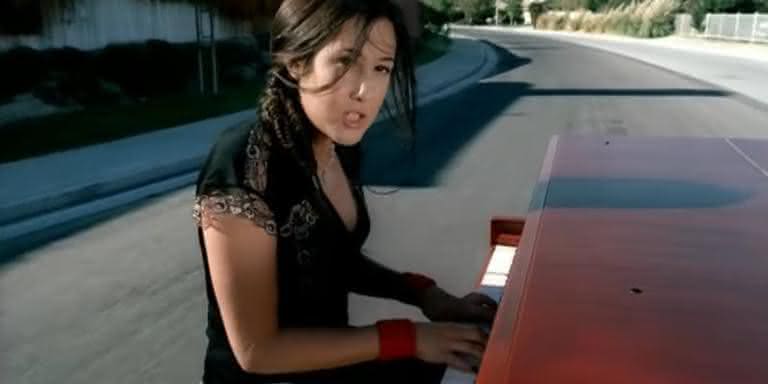 Cena do clipe de 'A Thousand Miles', de Vanessa Carlton - Reprodução/YouTube