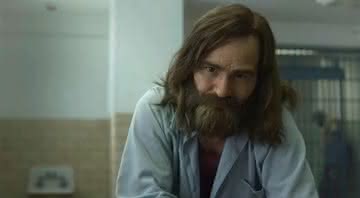 Damin Herriman como Charles Manson na série 'Mindhunter' - Reprodução/Netflix