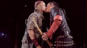 Paul Landers e Richard Kruspe da banda Rammstein se beijando em show na Rússia - Reprodução/Instagram