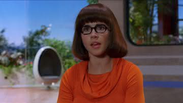 Linda Cardellini, interpretar de Velma nos live-action de "Scooby Doo", diz que adorou a personagem ter se revelado lésbica - Reprodução: Warner Bros. Pictures