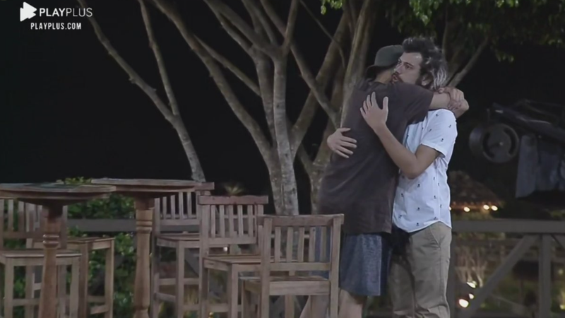 Lucas e Cartolouco se abraçam em "A Fazenda" - Transmissão/Record TV