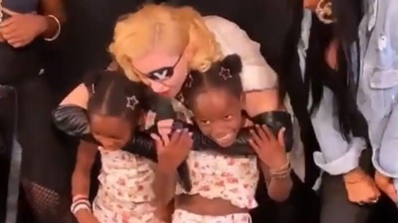 Madonna com as gêmeas Stella e Estere nos ensaios da Madame X Tour - Reprodução/Instagram