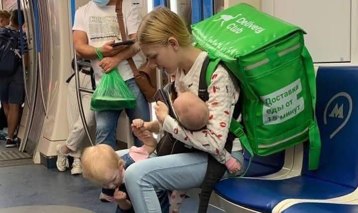 Lada Koroleva e as filhas no metrô da Rússia - Facebook
