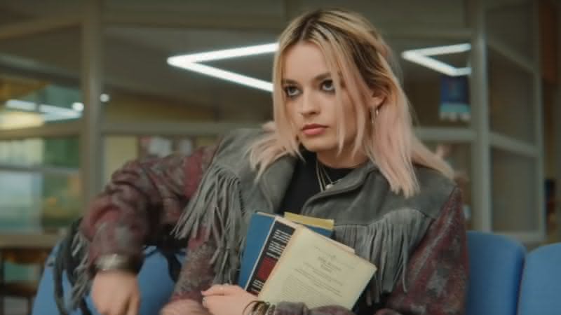 Emma Marckey interpreta a jovem Maeve Wiley em Sex Education - Divulgação/Netflix