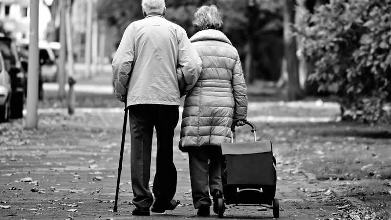 Casal de idosos caminhando ao ar livre - Pixabay