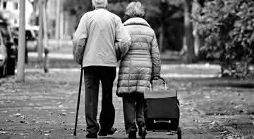 Casal de idosos caminhando ao ar livre - Pixabay