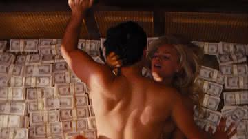 Margot Robbie diz ter ficado com "um milhão" de cortes nas costas em cena de sexo com DiCaprio - Reprodução/Universal Pictures