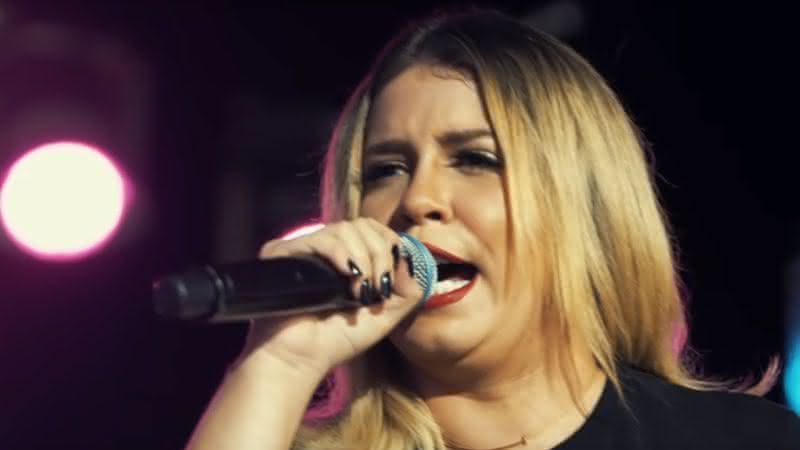 Marília Mendonça em show cantando Supera - Youtube