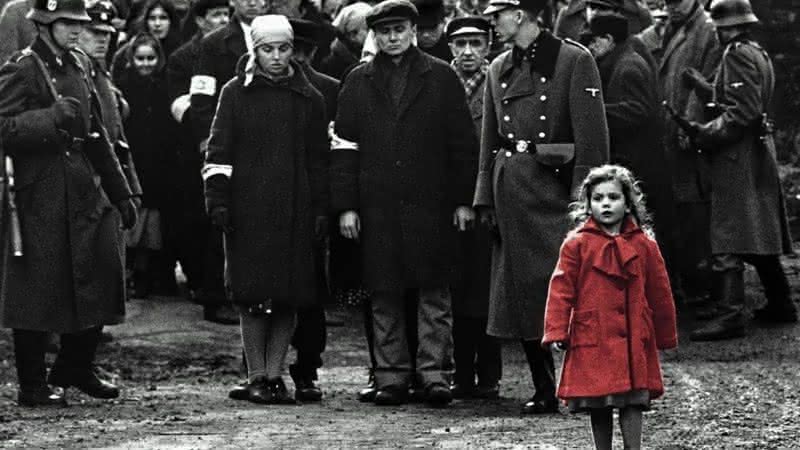 Menina do casaco vermelho de "A Lista de Schindler" ajuda vítimas da guerra da Ucrânia - Divulgação/Universal Pictures