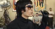 Mike Moh como Bruce Lee em Era Uma Vez em... Hollywood