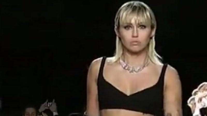 Miley Cyrus desfilando pela Marc Jacobs no New York Fashion Week - Reprodução/Twitter
