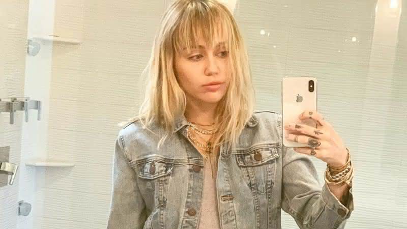 Miley Cyrus em selfie nas redes sociais - Instagram