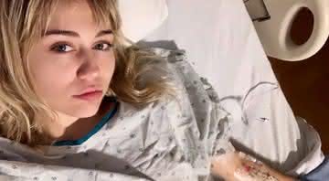 Miley na cama do hospital em que foi internada no dia de hoje - Instagram