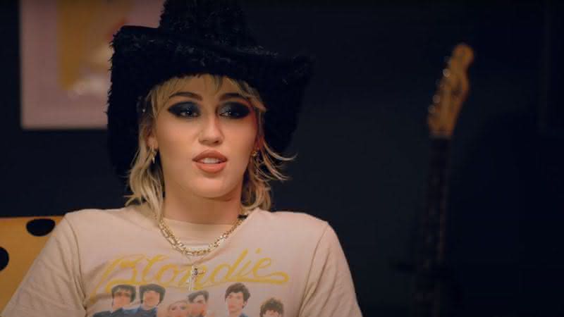 Miley Cyrus em entrevista ao Zane Lowe - Reprodução/YouTube