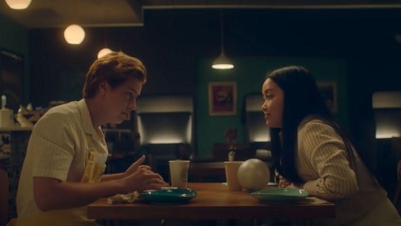 Lana Condor e Cole Sprouse em "Moonshot" - Divulgação/HBO Max
