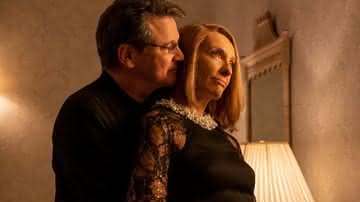 Colin Firth e Toni Collette são os protagonistas de "The Staircase" - Reprodução/HBO Max
