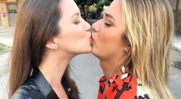 Nathalia Dill e Glamour Garcia se beijam em protesto - Reprodução/Instagram