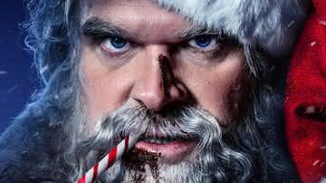 David Harbour é um Papai Noel bem marrento em "Noite Infeliz" - Reprodução: Universal Pictures