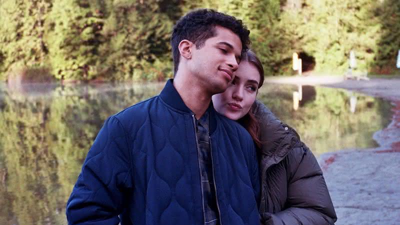 Jordan Fisher e Talia Ryder estrelam "Olá, Adeus e Tudo Mais" - Divulgação/Netflix