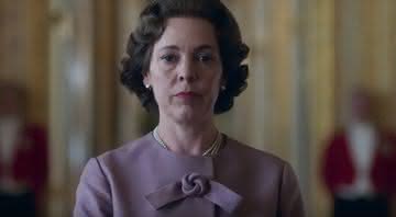 Olivia Colman como a Rainha Elizabeth II em The Crown - Reprodução/YouTube