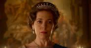 Olivia Colman como a Rainha Elizabeth II em The Crown - YouTube/Netflix