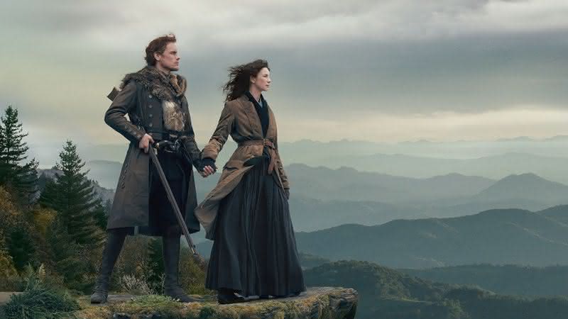 Caitriona Balfe e Sam Heughan são os protagonistas de "Outlander" - (Divulgação/Starplay)