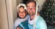 Scott e seu filho vestidos de Elsa - Instagram