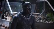 Chadwick Bosman com traje em Pantera Negra - Divulgação/Marvel Studios